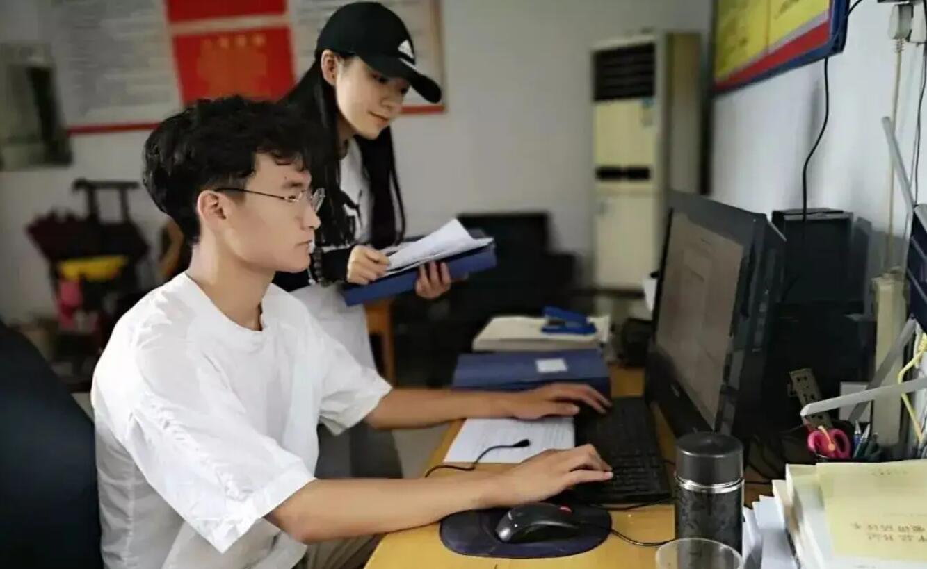 大学学生实习.jpg