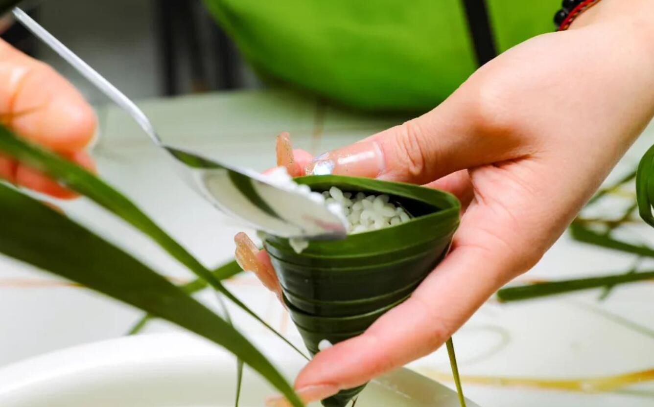 端午节包粽子.jpg
